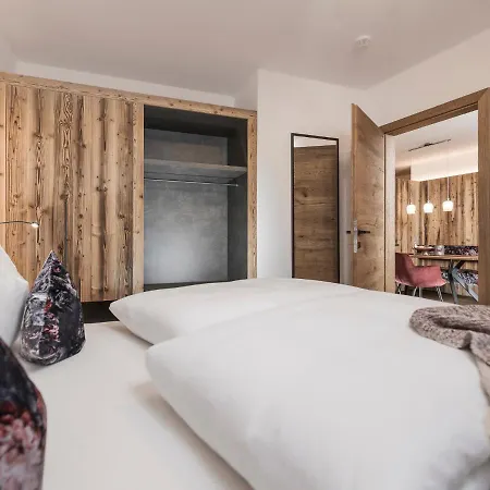 Platzhirsch & شقة